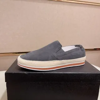 Sapato de barco em camurça cinza slip-on espadrille