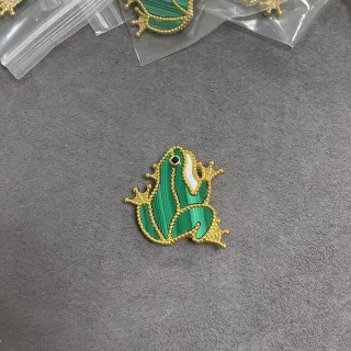 Broche de rana en esmalte verde y oro con borde de perlas