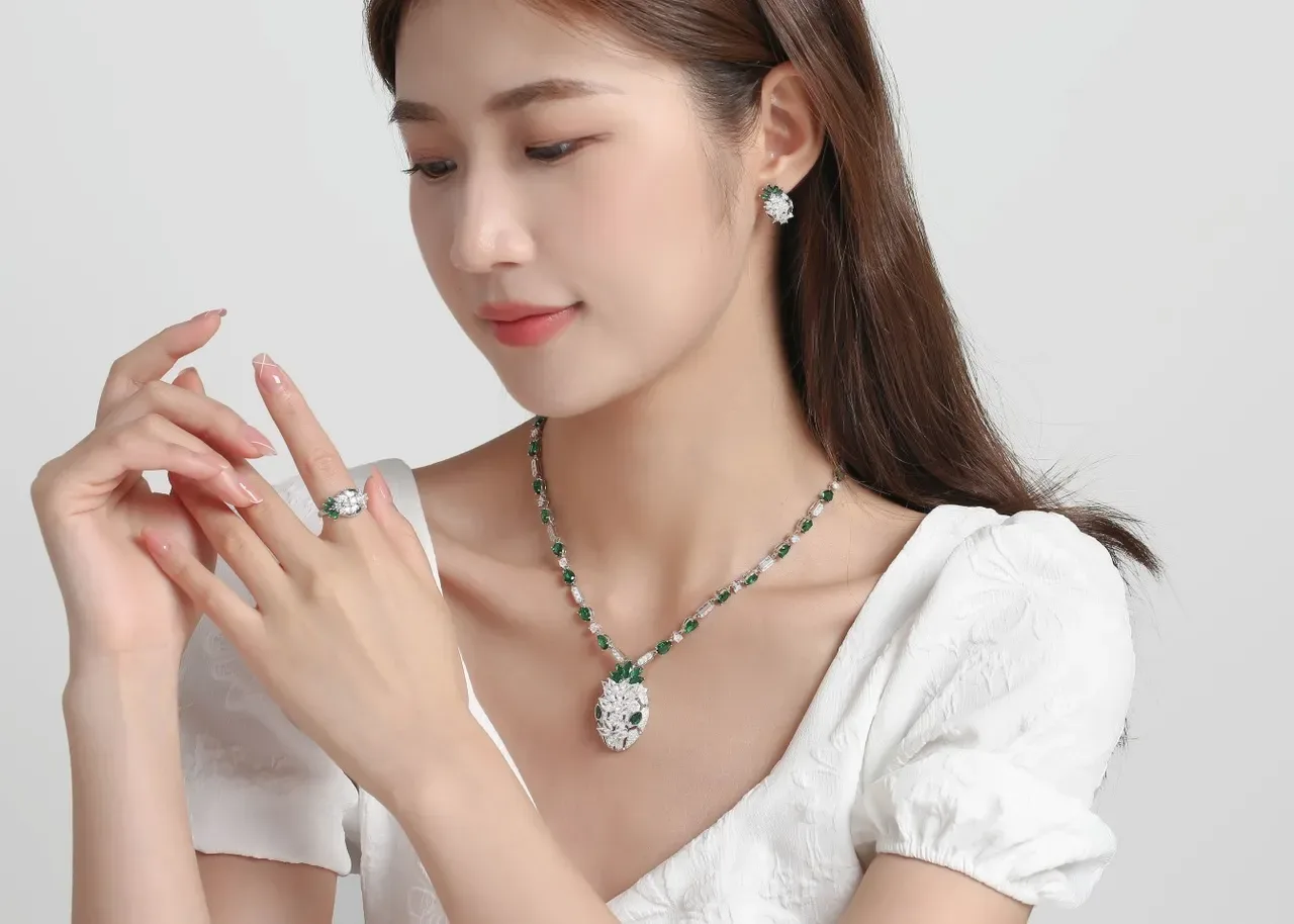 Green Silver Pineapple-Motif Pendant Alternating And White Gemstones Necklace 2