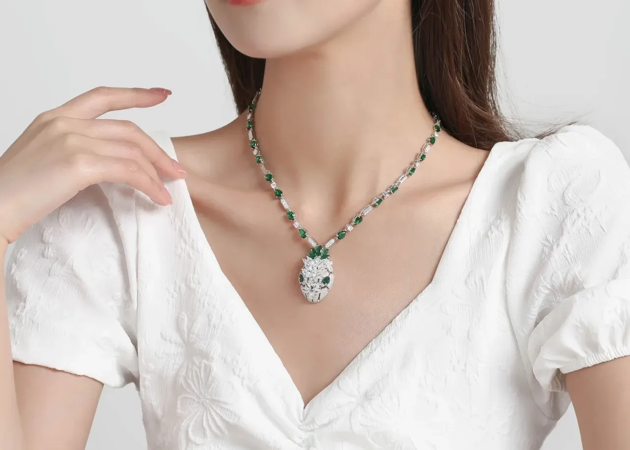 Green Silver Pineapple-Motif Pendant Alternating And White Gemstones Necklace 4