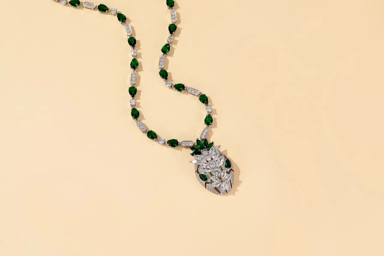 Green Silver Pineapple-Motif Pendant Alternating And White Gemstones Necklace 5