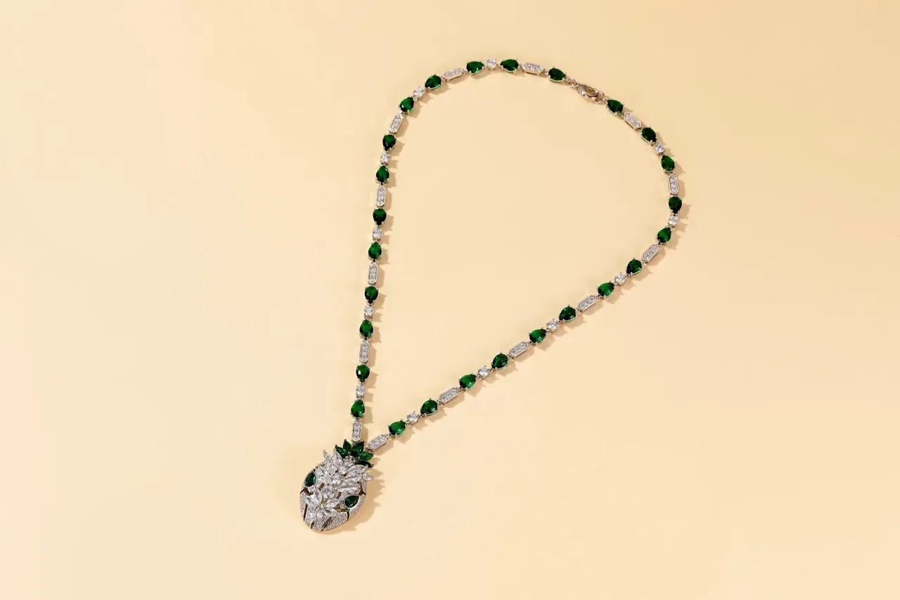 Green Silver Pineapple-Motif Pendant Alternating And White Gemstones Necklace 6