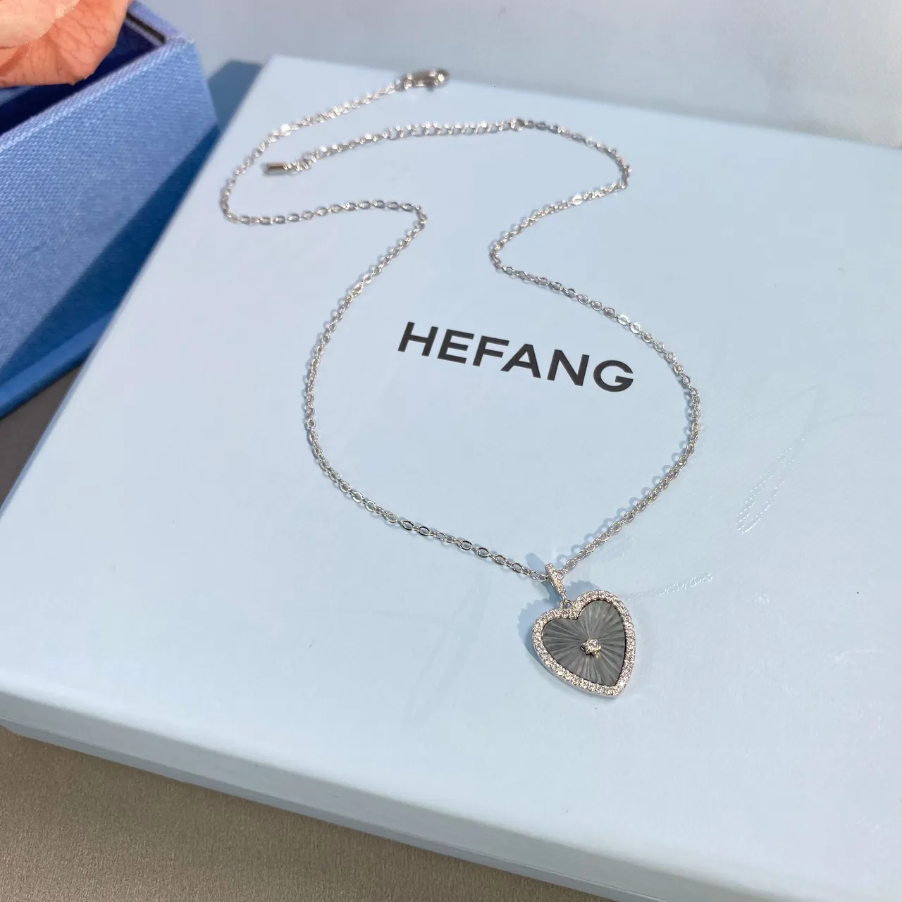 HEFANG Silver Gray Heart-Shaped Pendant Pavé-Set Border Necklace 2