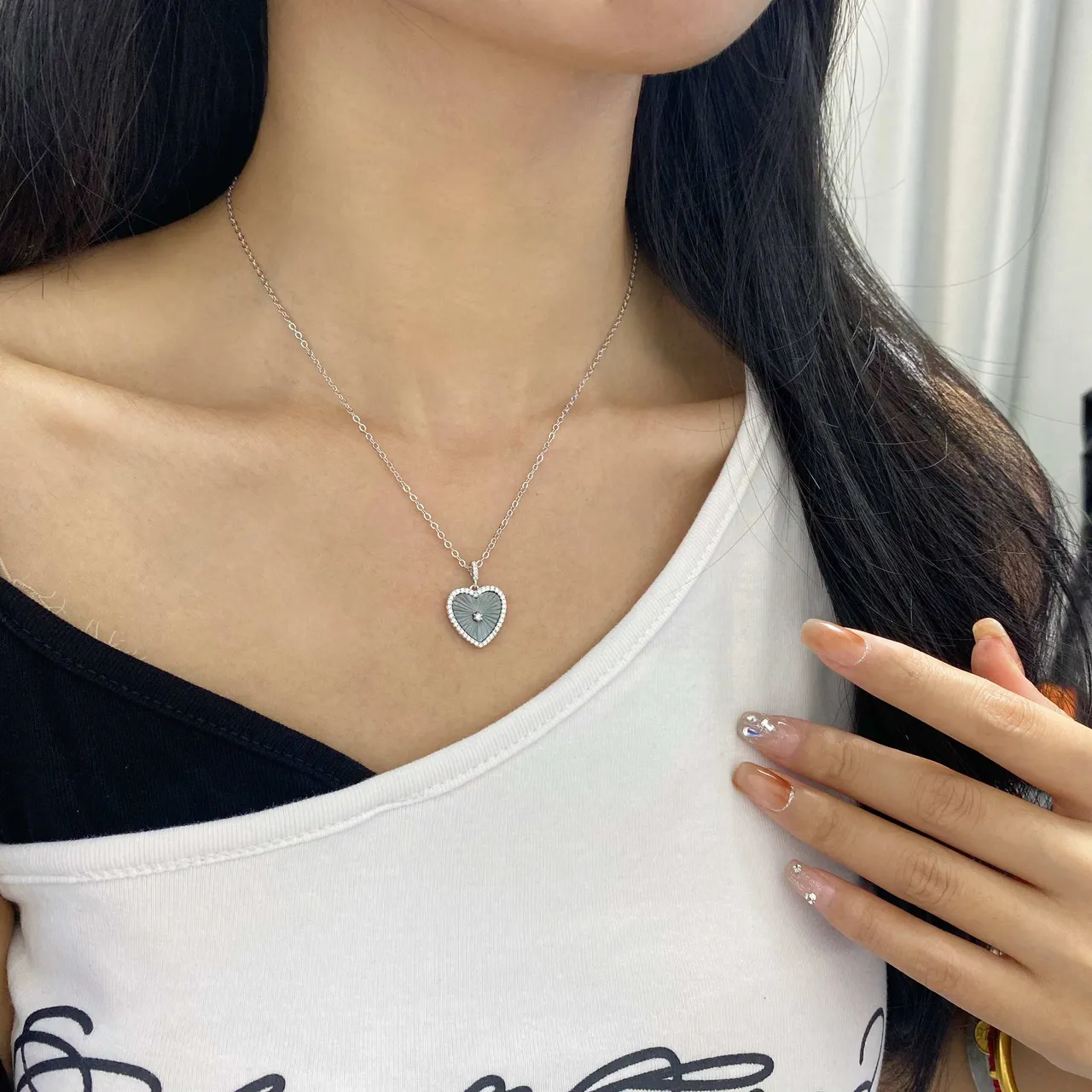 HEFANG Silver Gray Heart-Shaped Pendant Pavé-Set Border Necklace 3