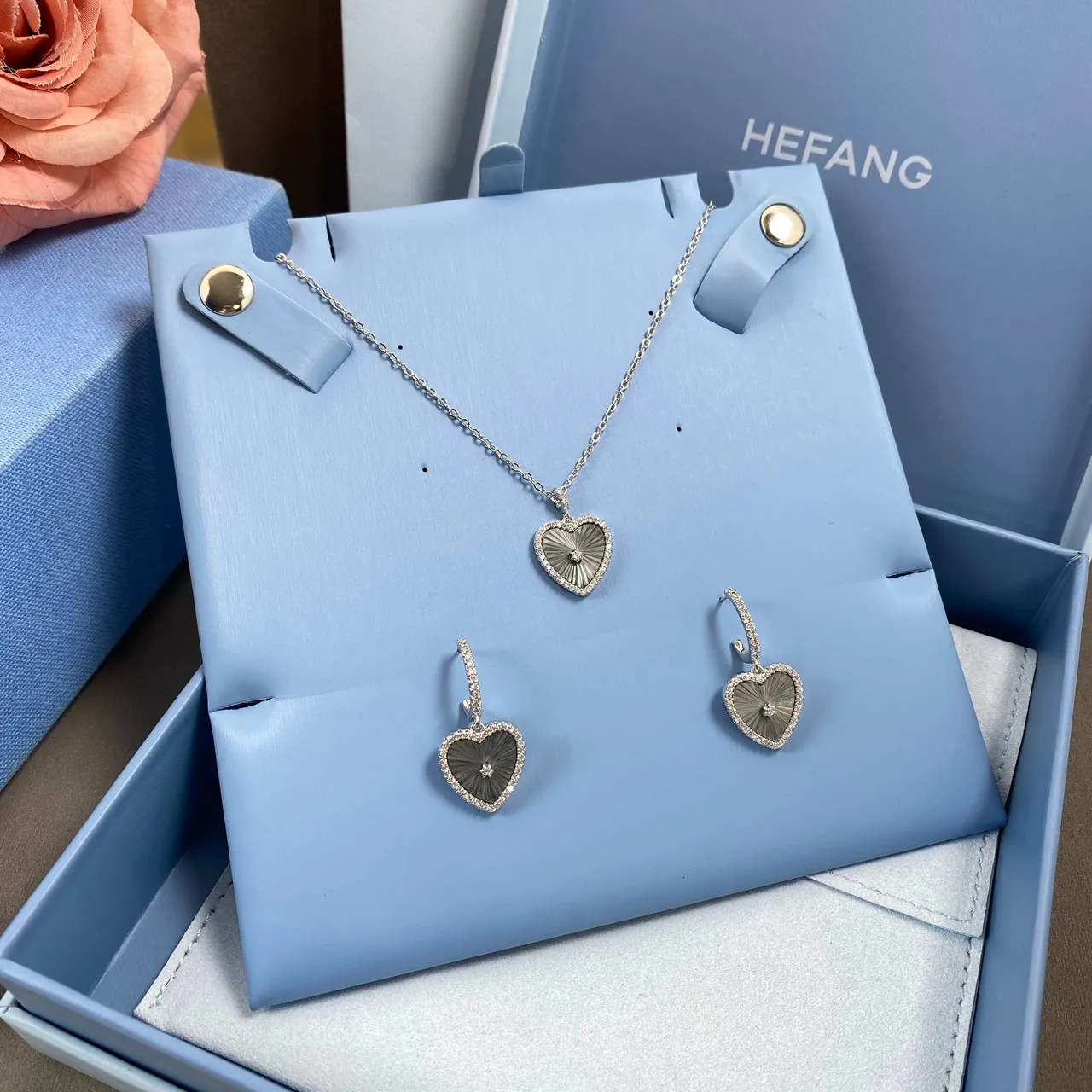 HEFANG Silver Gray Heart-Shaped Pendant Pavé-Set Border Necklace 5