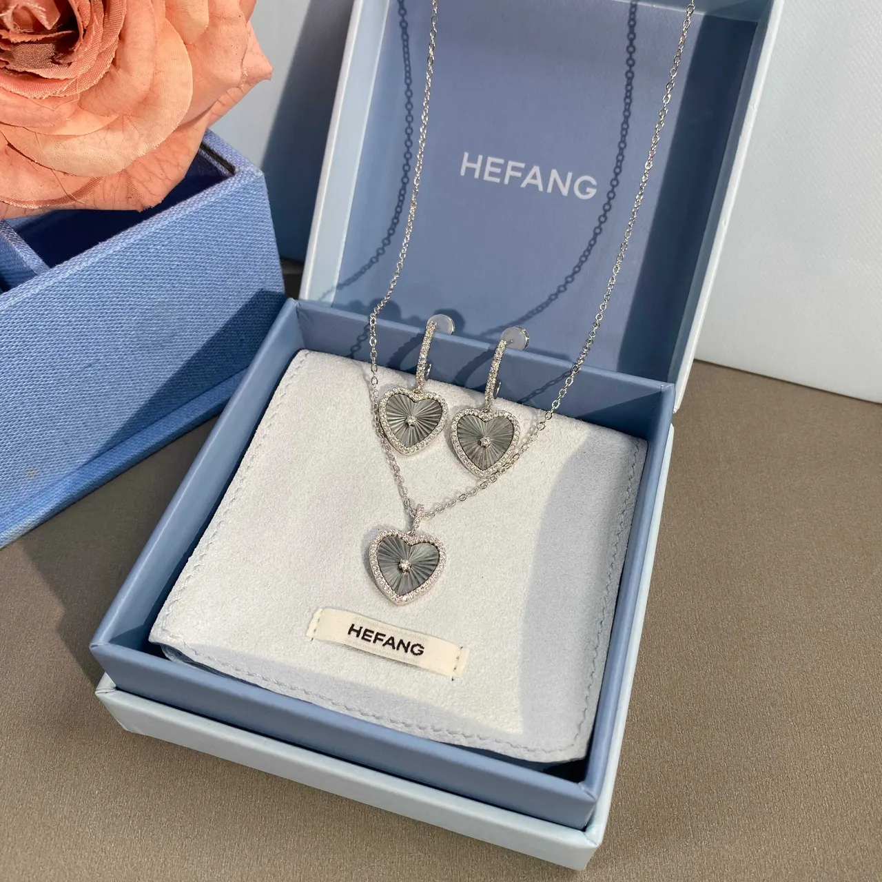 HEFANG Silver Gray Heart-Shaped Pendant Pavé-Set Border Necklace 6