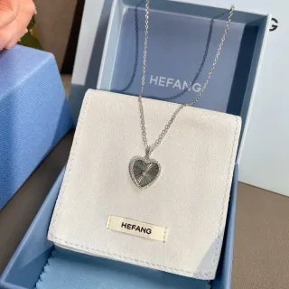 HEFANG Collier gris argenté avec pendentif en forme de cœur et bordure pavé-set