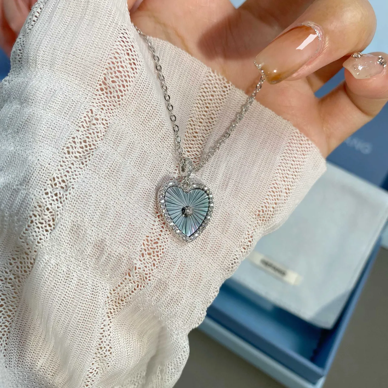 HEFANG Silver Gray Heart-Shaped Pendant Pavé-Set Border Necklace 8