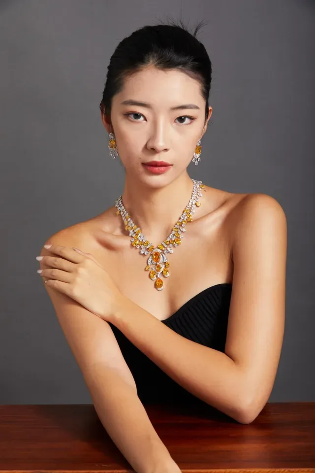 Collier choker de haute joaillerie avec gemmes jaunes et transparentes 2