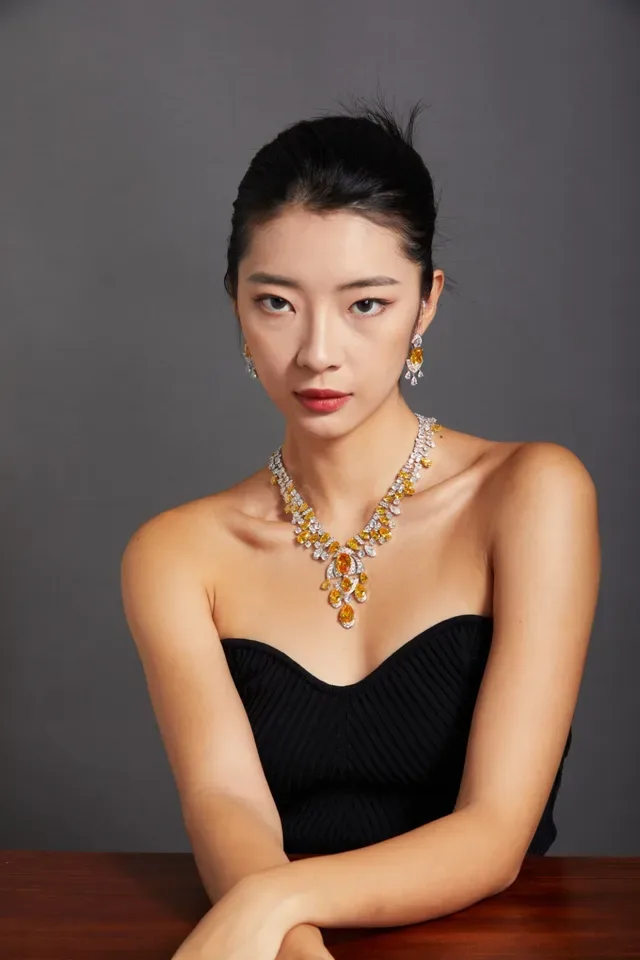 Collier choker de haute joaillerie avec gemmes jaunes et transparentes 3
