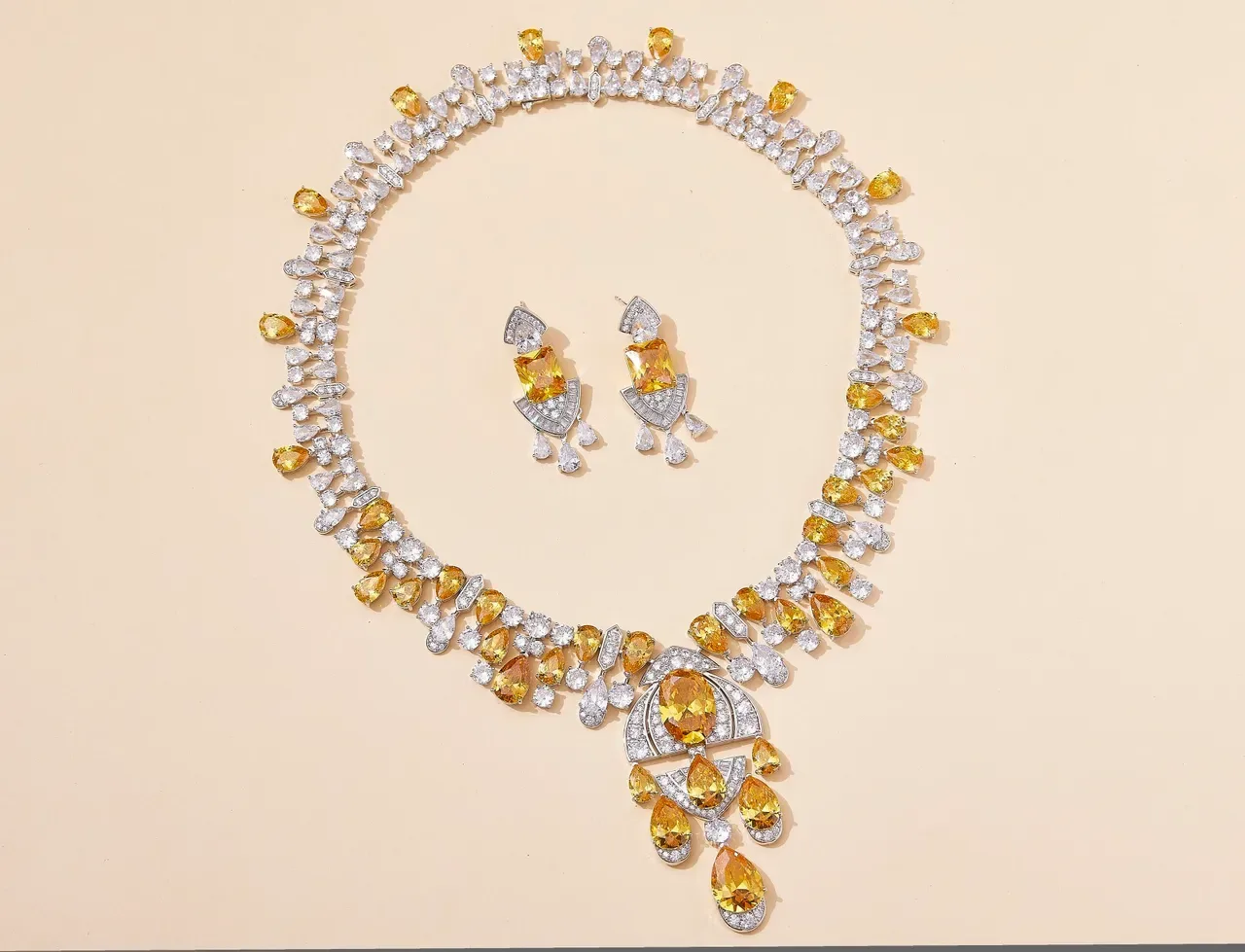Collier choker de haute joaillerie avec gemmes jaunes et transparentes 6