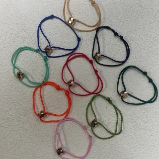 Pulseira de cordão dourado multicolor com fechamento de nó ajustável