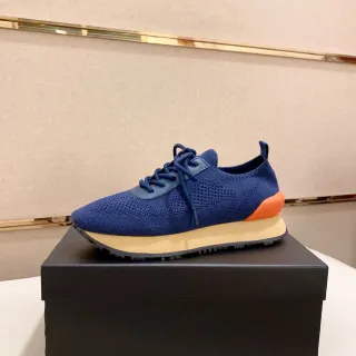 Tênis com upper de malha, midsole com camadas, cor azul marinho e laranja