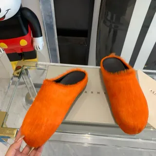 Zapatilla naranja peluda con espalda abierta