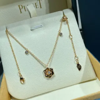 قلادة Piaget وردية مرصعة بالماس مع إيمايل