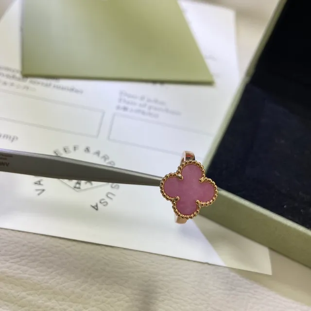 Pink Gold Clover-Shaped Stone Inset Ring 2
