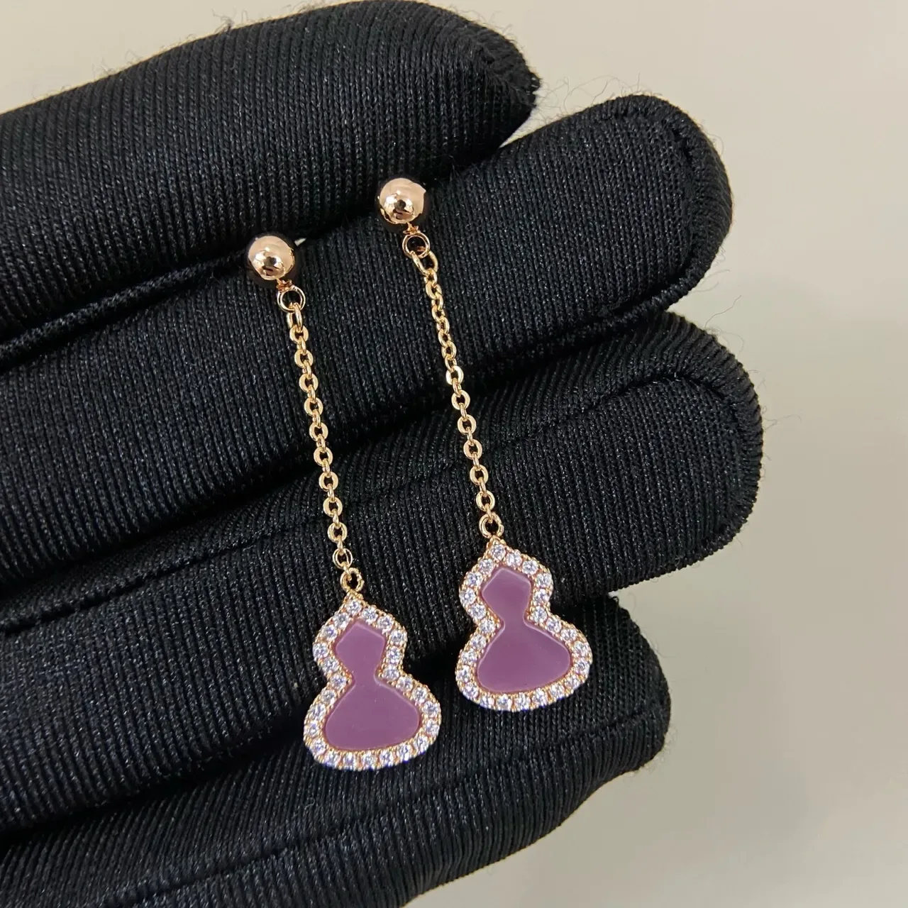 Brincos pendent de ouro roxo com forma de gourd con halo de diamantes pavé 2