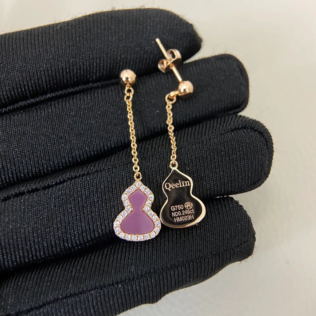 Brincos pendent de ouro roxo com forma de gourd con halo de diamantes pavé 3