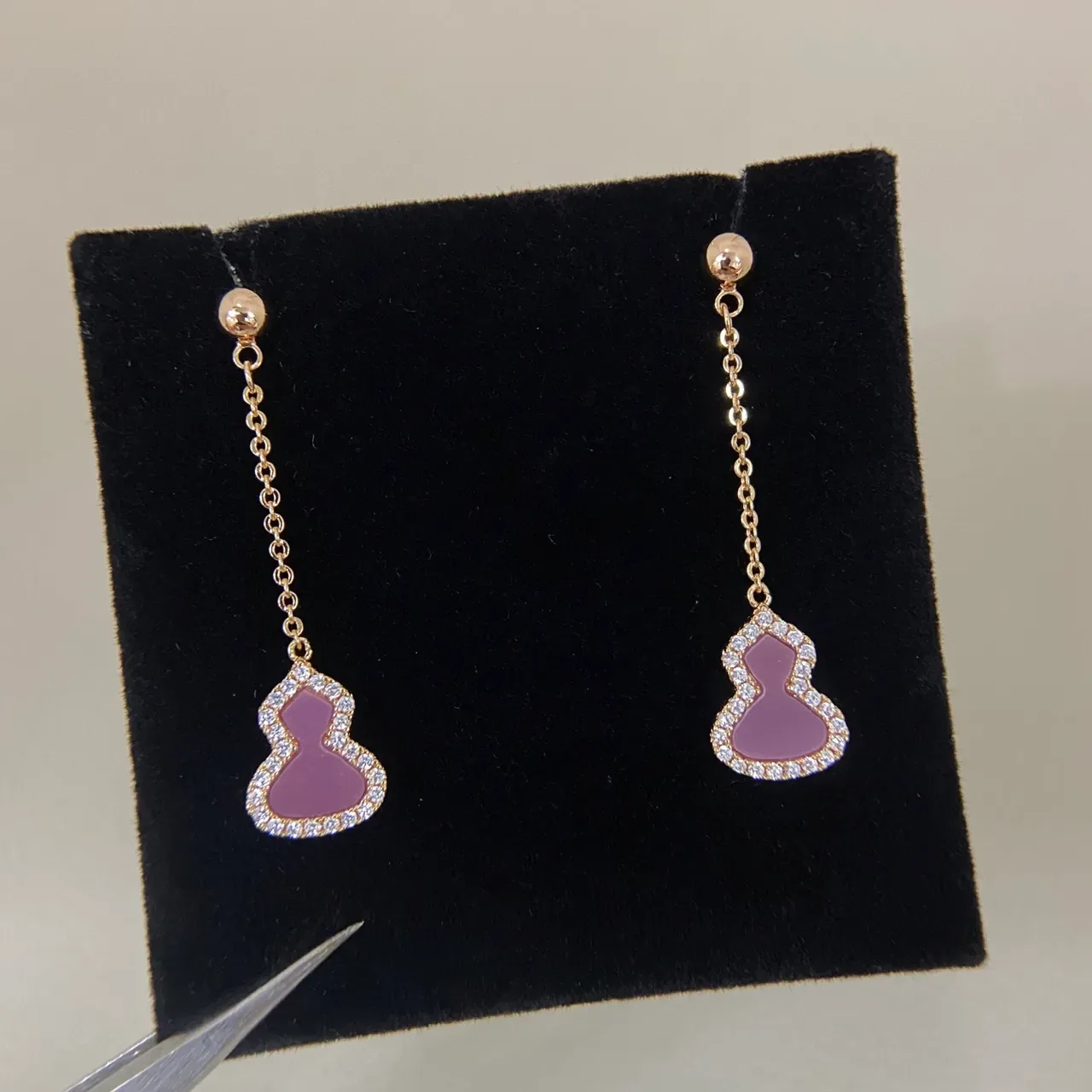Brincos pendent de ouro roxo com forma de gourd con halo de diamantes pavé 4