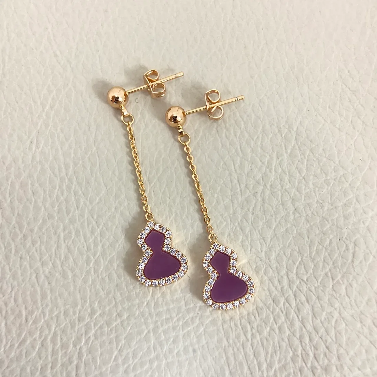 Brincos pendent de ouro roxo com forma de gourd con halo de diamantes pavé 5