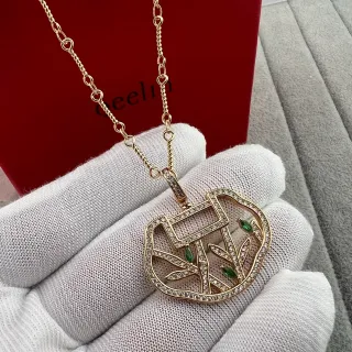 Qeelin Wulu Pavé قلادة ذهبية بالماس والأحجار الكريمة الخضراء