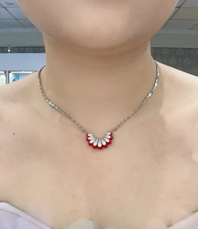 Red Bead and Crystal Fan Motif Pendant Necklace 4