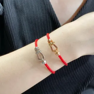 Pulseira de Cordão Trançado Vermelho e Dourado com Fecho de Metal Estilo Shackle