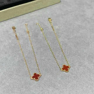Pulseira de corrente de ouro vermelho com pingante de trevo de quatro folhas