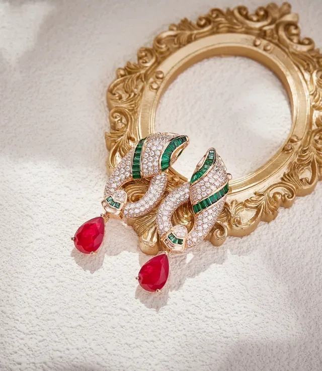 Red Green Twisted Ribbon Motif Pavé-Set Diamonds Jewelry 3