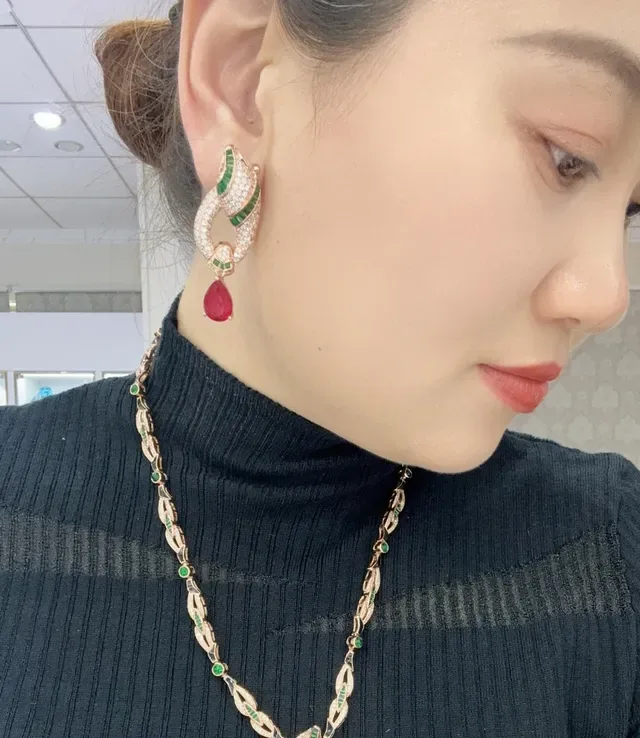 Red Green Twisted Ribbon Motif Pavé-Set Diamonds Jewelry 4
