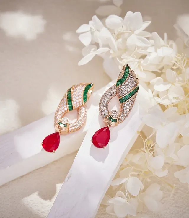 Red Green Twisted Ribbon Motif Pavé-Set Diamonds Jewelry 7