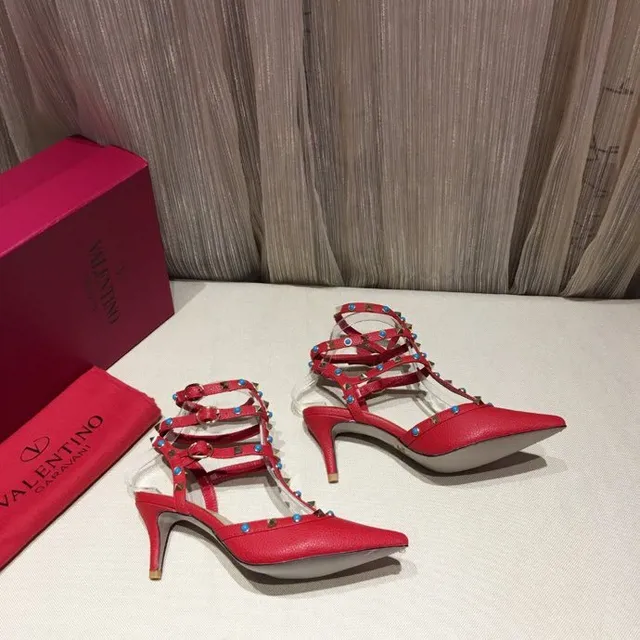 Sapatilhas vermelhas com tachas, T-strap e ponta pontuda 2
