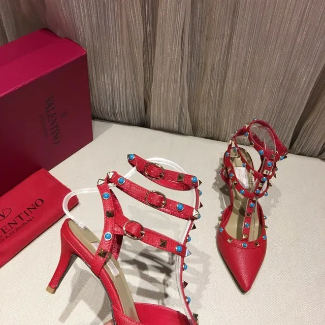 Sapatilhas vermelhas com tachas, T-strap e ponta pontuda 5