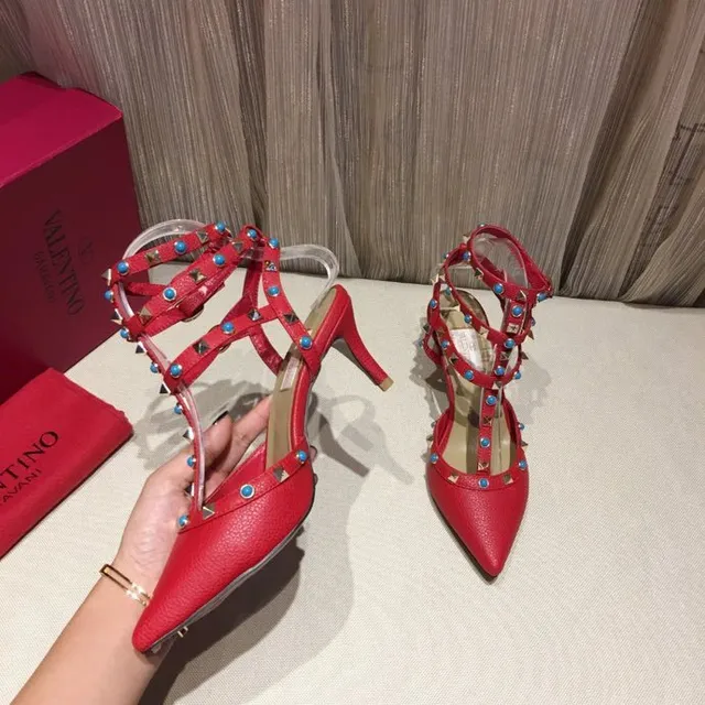 Sapatilhas vermelhas com tachas, T-strap e ponta pontuda 6