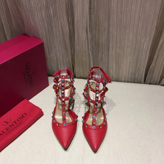 Sapatilhas vermelhas com tachas, T-strap e ponta pontuda 7