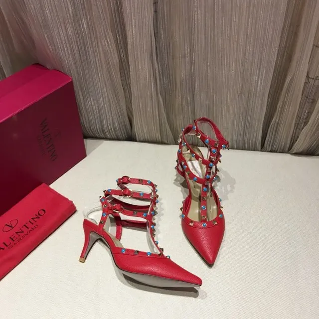 Sapatilhas vermelhas com tachas, T-strap e ponta pontuda 8