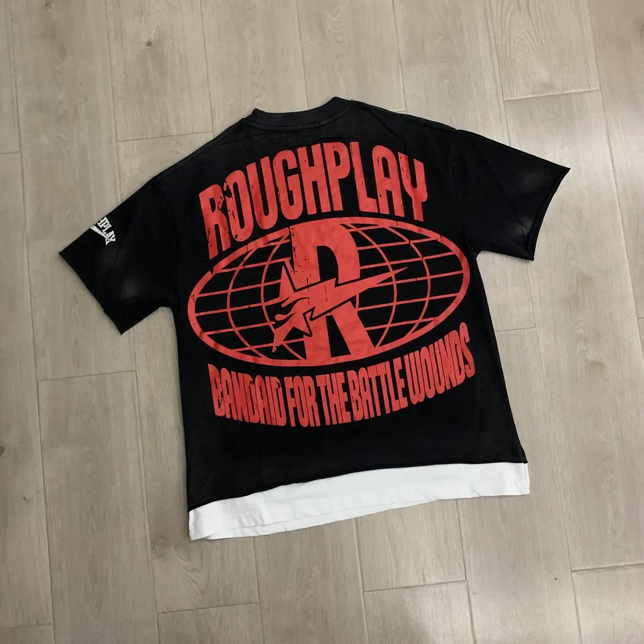 ROUGH PLAY Graphic-Print Distressed Hem T-Shirt 17
