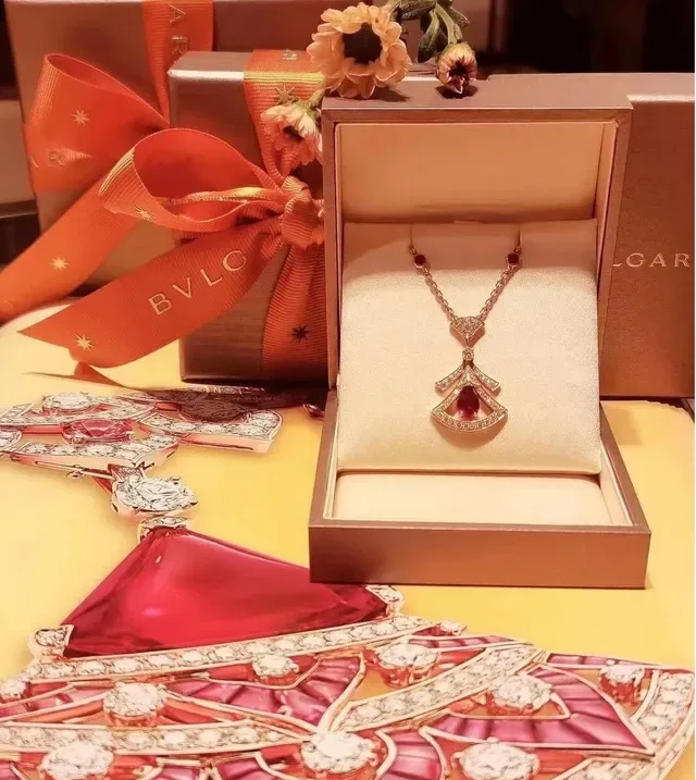 Sans Limite Red Gold Fan-Shaped Pavé Motif Pear-Cut Ruby Centerpiece Necklace 7