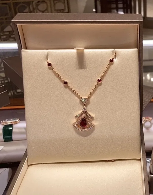 Sans Limite Red Gold Fan-Shaped Pavé Motif Pear-Cut Ruby Centerpiece Necklace 8
