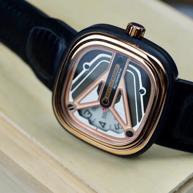 SevenFriday Automático Preto Dourado Aberto Trabalhado Geométrico Gaiola Assimétrico Disposição do Cadran Relógio Mecânico 7