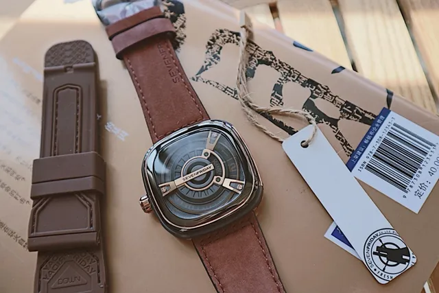 SEVENFRIDAY P-Series Caixa Quadrada de Almofada Preta Marrom Dial Exposto Multicamadas Relógio Mecânico 3
