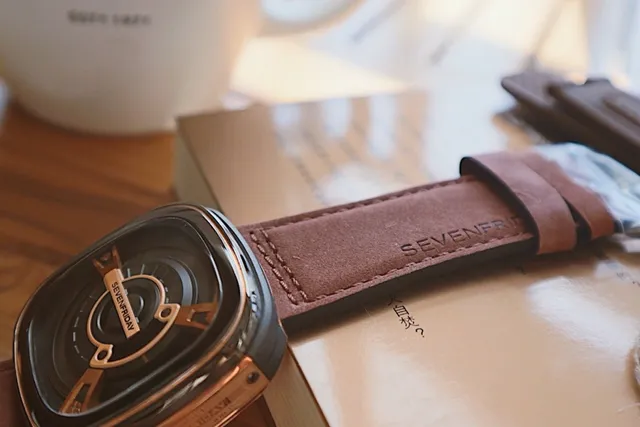 SEVENFRIDAY P-Series Caixa Quadrada de Almofada Preta Marrom Dial Exposto Multicamadas Relógio Mecânico 7