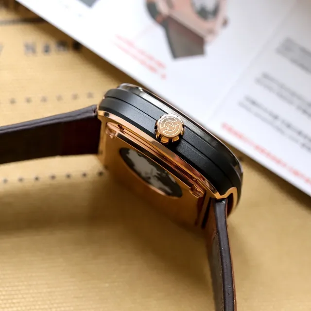SEVENFRIDAY P-Series Caixa Quadrada de Almofada Preta Marrom Dial Exposto Multicamadas Relógio Mecânico 10
