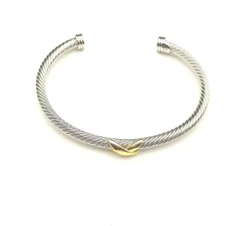 Pulsera de cable trenzado bicolor con acento de hoja de plata y oro