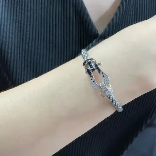 سوار فضي أسود بحزام حبل بنمط رباطي مع مشبك حدوة حصان