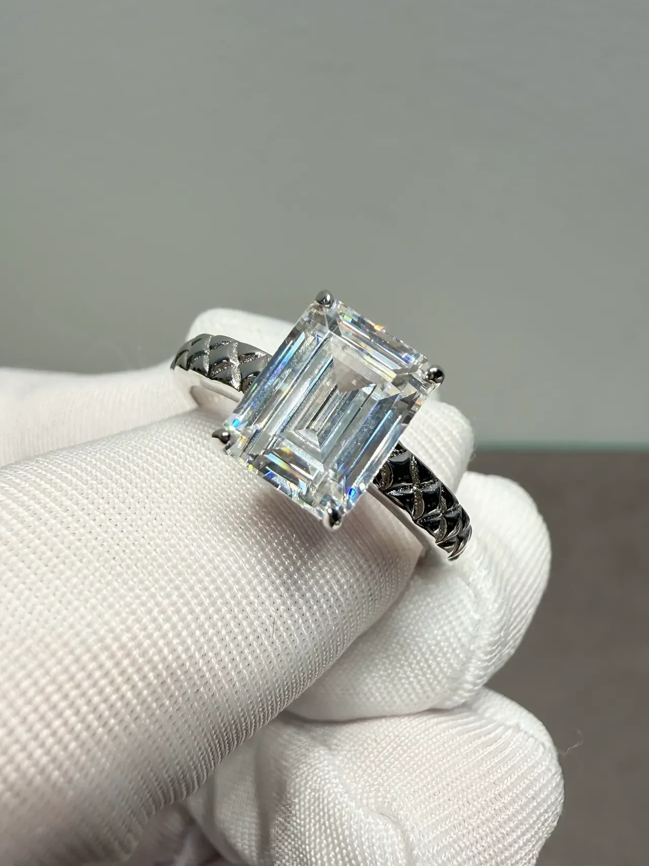 Silver Emerald-Cut Center Stone Textured Star-Pattern Band Ring 3
