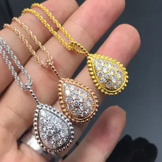 Collier avec pendentif de goutte en argent et or pierres pavées
