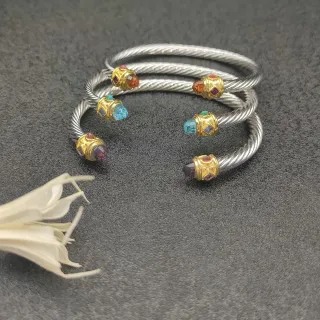 Pulsera de cable trenzado de plata y oro con terminales de gemas en metal con bezel-set