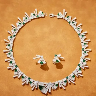 Collar de plata y verde con motivo geométrico de abanico, piedras blancas pavé-set