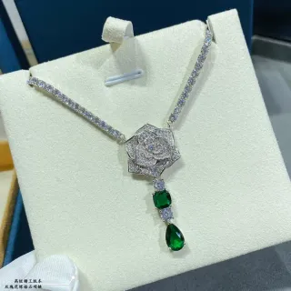 Collier de goutte avec pendentif en forme de rose pavé de gemmes argenté vert